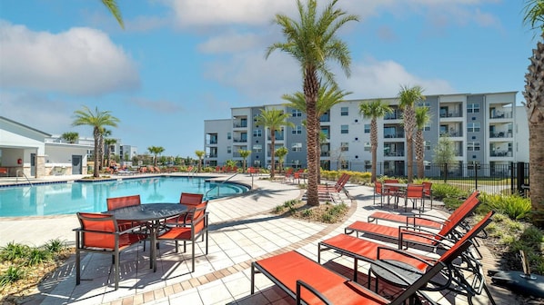 Beautiful 2 bed 2 bath condo located in Storey Lake Resort