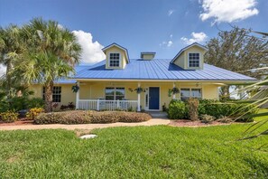 Beautiful 3 bed 2 bath villa located in Charlotte Harbor Area