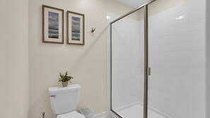  This villa has a total of 5 bathrooms.