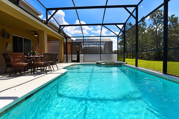 Beautiful 6 bed 4.5 bath villa located in Watersong
