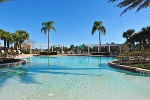 Beautiful 6 bed 4.5 bath villa located in Watersong