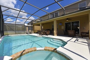 Beautiful 6 bed 4.5 bath villa located in Watersong
