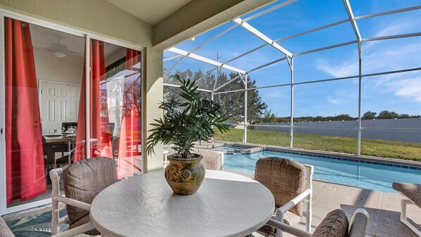 Beautiful 4 bed 3 bath villa located in Windsor Palms Resort
