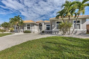 Beautiful 3 bed 2.5 bath villa located in Charlotte Harbor Area