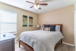 Upstairs Queen Bedroom w/Flat Screen TV