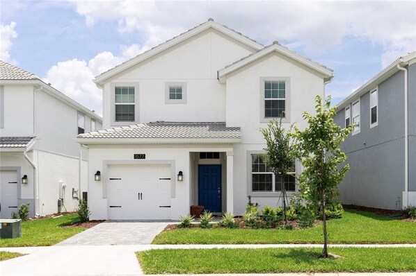 Beautiful 5 bed 5 bath villa located in Champions Gate Resort