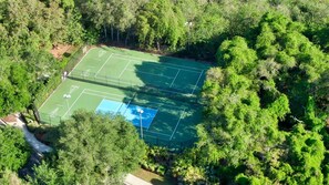 Beautiful 3 bed 2.5 bath townhome located in Emerald Island Resort