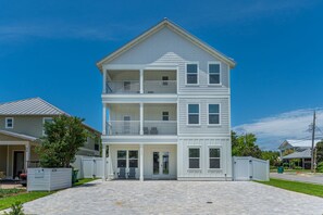 Beautiful Brand New 8 bedroom, 8 bath home in Crystal Beach in Destin.
