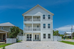 Beautiful Brand New 8 bedroom, 8 bath home in Crystal Beach in Destin.