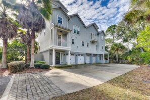 Townhome Exterior | 2,600 Sq Ft