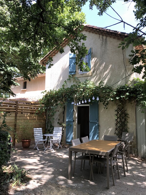 Le gite avec terrasse ombragée, salon de jardin et coin barbecue.