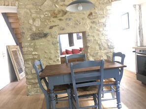 Le coin repas, avec cusine équipée