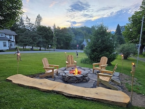 Outdoor firepit with plenty of seating