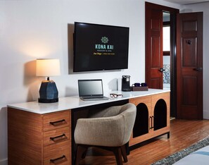 Waterfront Fireplace Jr Suite Desk Area