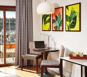 Bay/Marina View Jr Suite Desk Area