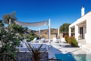 Pool and garden area, a perfect spot for relaxing all day long!