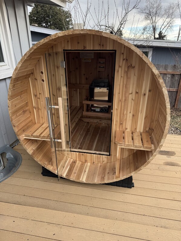 Private 6-Seater Barrel Sauna