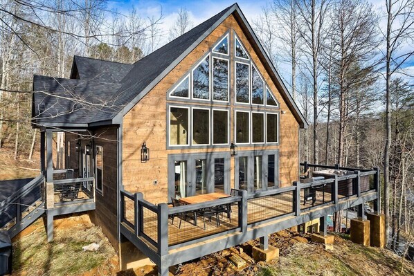 Who doesn’t love a peaceful cabin escape?