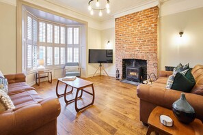 Emerald Beach House, Saltburn-by-the-Sea - Host & Stay