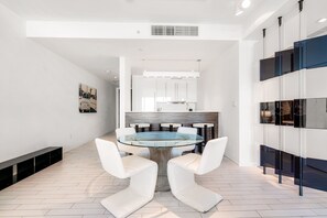 Full Kitchen with Dining Table