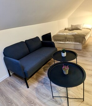 Sofá, smart Tv y cocina americana totalmente equipada. (2)