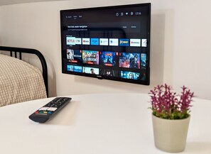 Smart TV with more than 100 international channels, Netflix and Amazon prime ready.