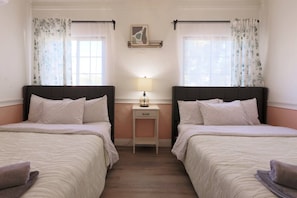 Bedroom w/ 2 Queen beds