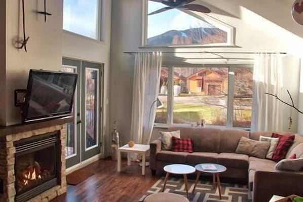 Living room, propane fireplace and view of Mont Ste-Anne