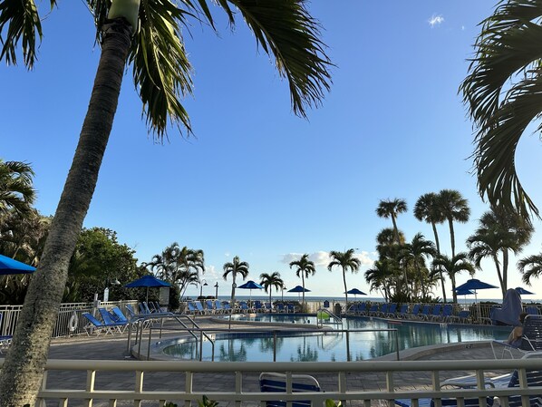 Siesta Key Beach, Fl. Gorgeous grounds directly on the beach - 2BR 2BA Tower 504