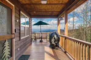 Main level deck with grill and outdoor dining for 6