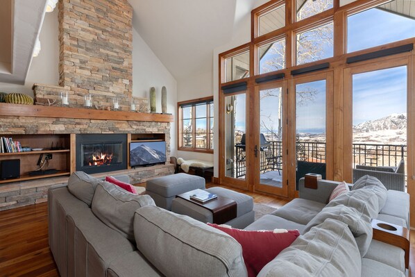 2.0-mountain-village-vacation-rental-ascent-aspen-ridge-living-room2