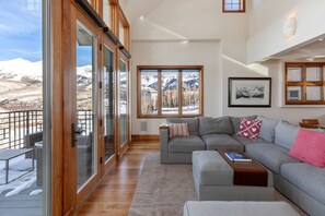 2.3-mountain-village-vacation-rental-ascent-aspen-ridge-living-room3