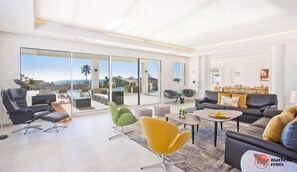 Living room with sea view.