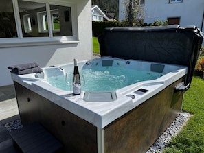 Outdoor spa tub