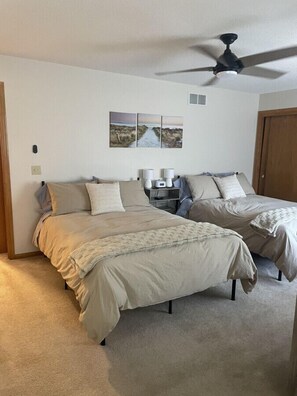 Bedroom with 2 double beds