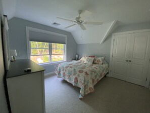 2nd floor bedroom, queen size bed, en suite, all linens included