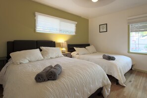 Bedroom 5 w/ 2 Queen beds