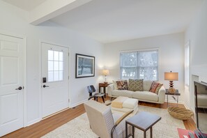 Living Room | Smart TV | Fireplace