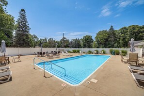 Community Amenities | Outdoor Pool | Dining Tables & Loungers
