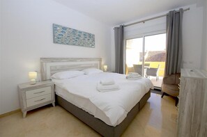 Master bedroom with super king size bed (180x190cm)