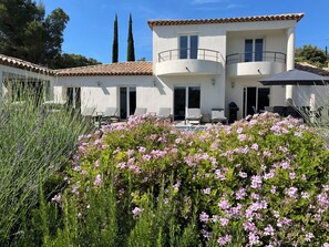 Vue de face et jardin fleuri