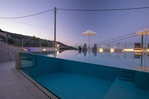 Swimming pool area with jacuzzi