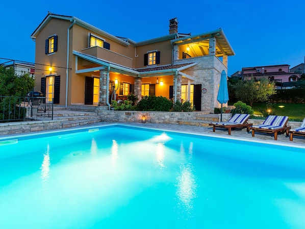 Swimming pool