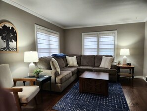Living Room w/ 58" HDTV