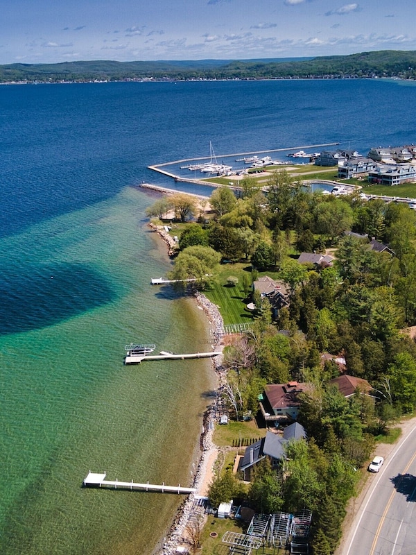 The sandy and clear waters of Lake Charlevoix await you!