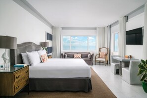 Unit with 1 King size bed. Exact unit will be assigned upon arrival. Views, colors and decor may vary.