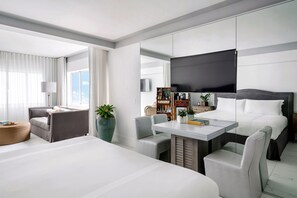 Unit with 1 King size bed. Exact unit will be assigned upon arrival. Views, colors and decor may vary.