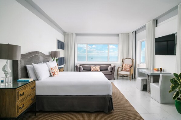 Unit with 1 King size bed. Exact unit will be assigned upon arrival. Views, colors and decor may vary.