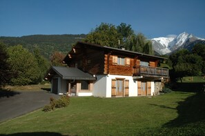 Le chalet en été avec le massif du Mont Blanc