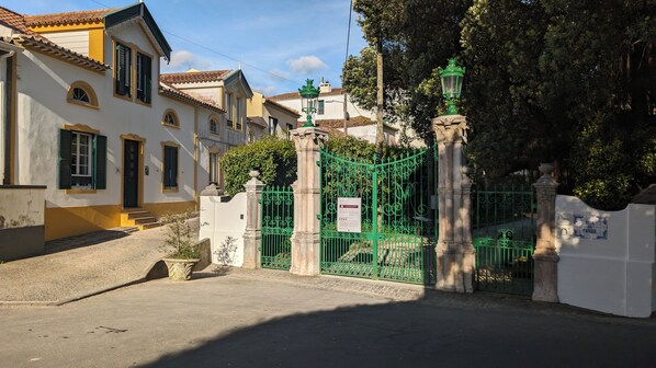 Casa Tia Luísa e Portão de entrada Parque Terra Nostra 